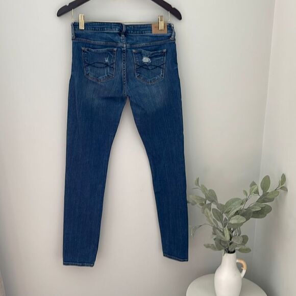 Abercrombie and Fitch Denim Jeans. Size 4R
Distressed, medium wash - Picture 8 of 8